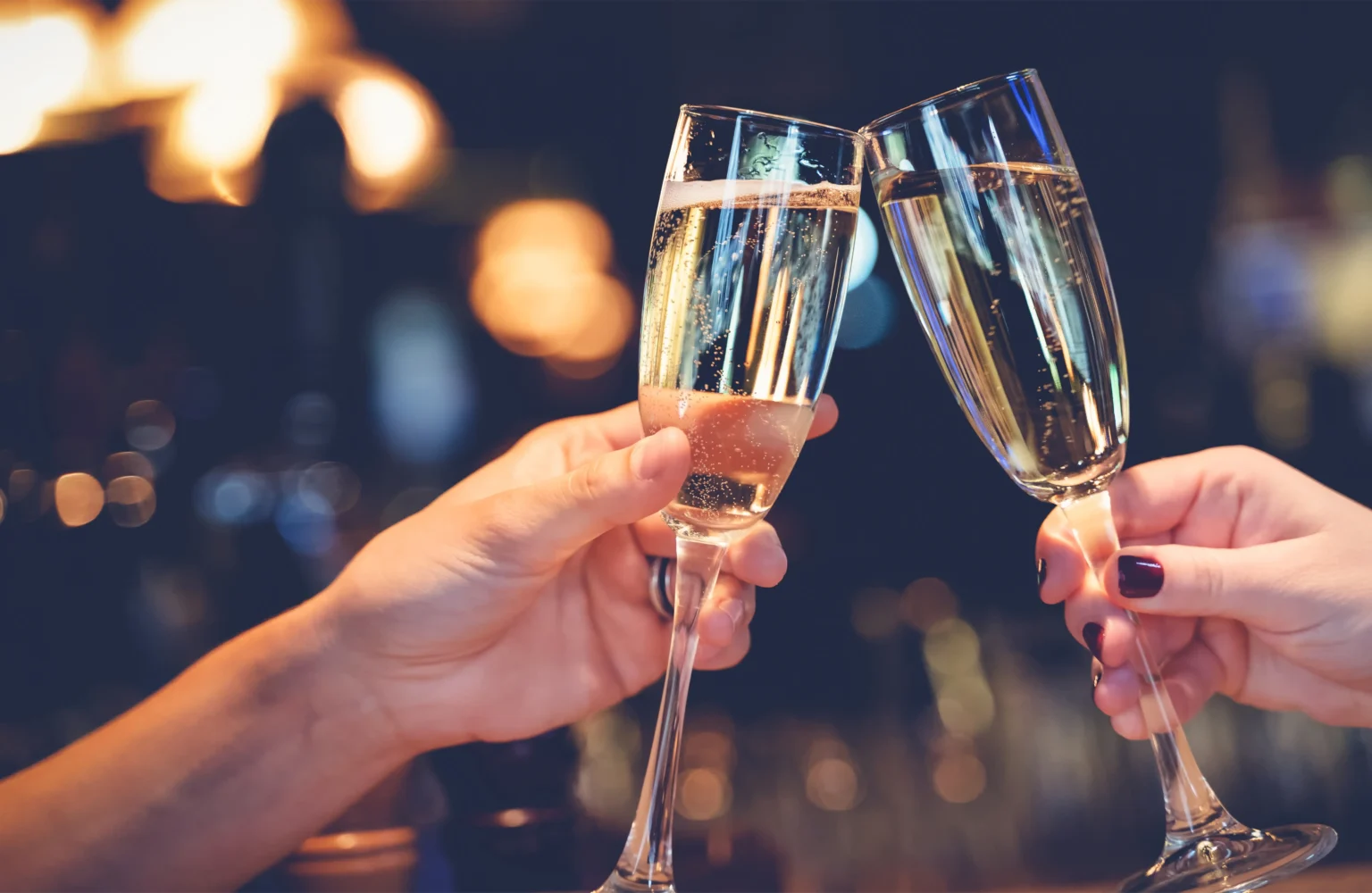 Célébration avec des verres de champagne