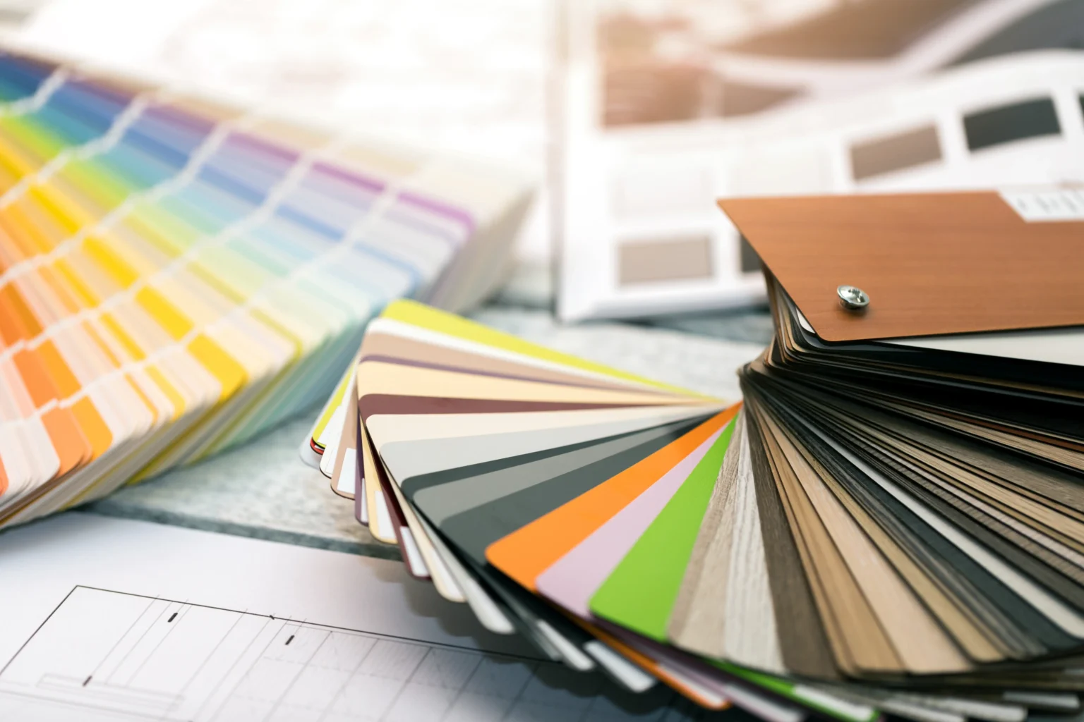 Échantillons de couleurs et nuanciers sur une table.