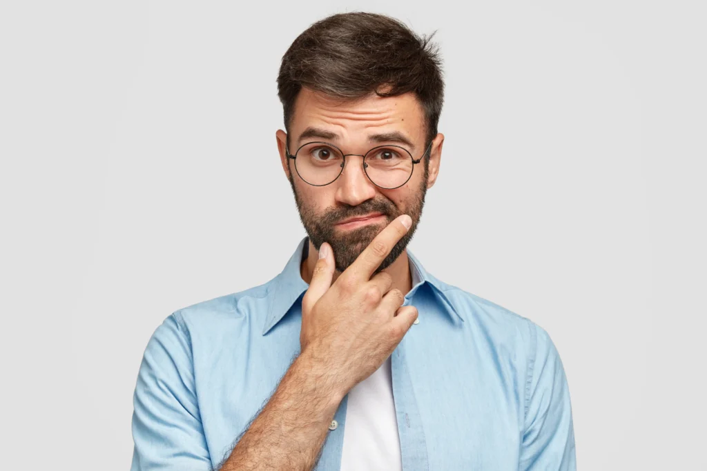 Homme réfléchi avec une barbe et des lunettes